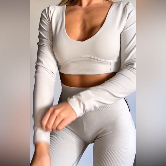 Lazuli label crop top in cream - Picture 16 of 17